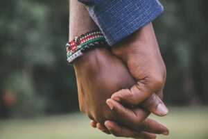 Main dans la Main Pexels Git Stephen Gitau 1667849 300x200